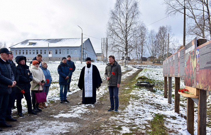 В Серегово установили памятную стену с фотографиями Героев России, погибших в зоне СВО